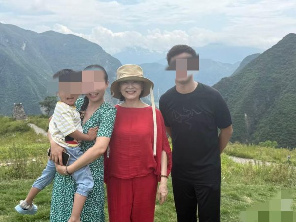 维嘉优配平台 林青霞又没穿内衣？她晒重庆巫山旅游照，暴露小肚子，胸部下垂